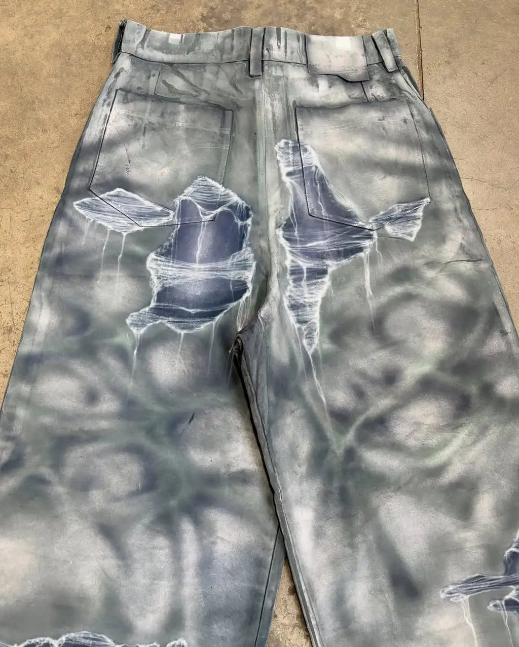 Custom Airbrush Flocked Denim Faked Distress Jeans for Men Baggy Jeans Supplier
