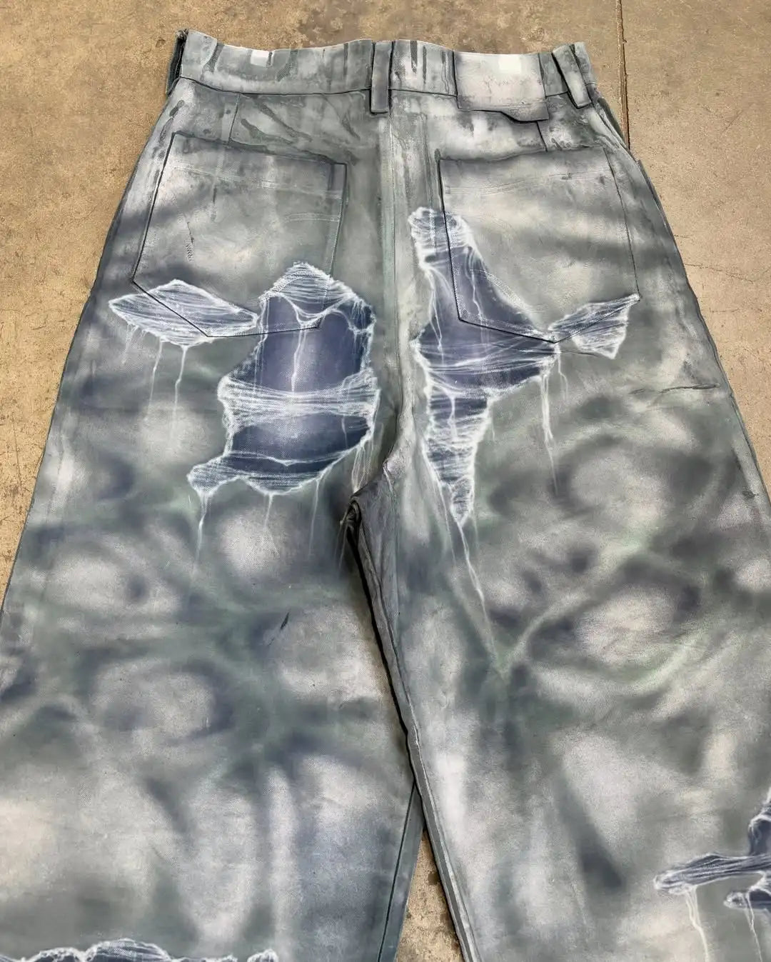 Custom Airbrush Flocked Denim Faked Distress Jeans for Men Baggy Jeans Supplier