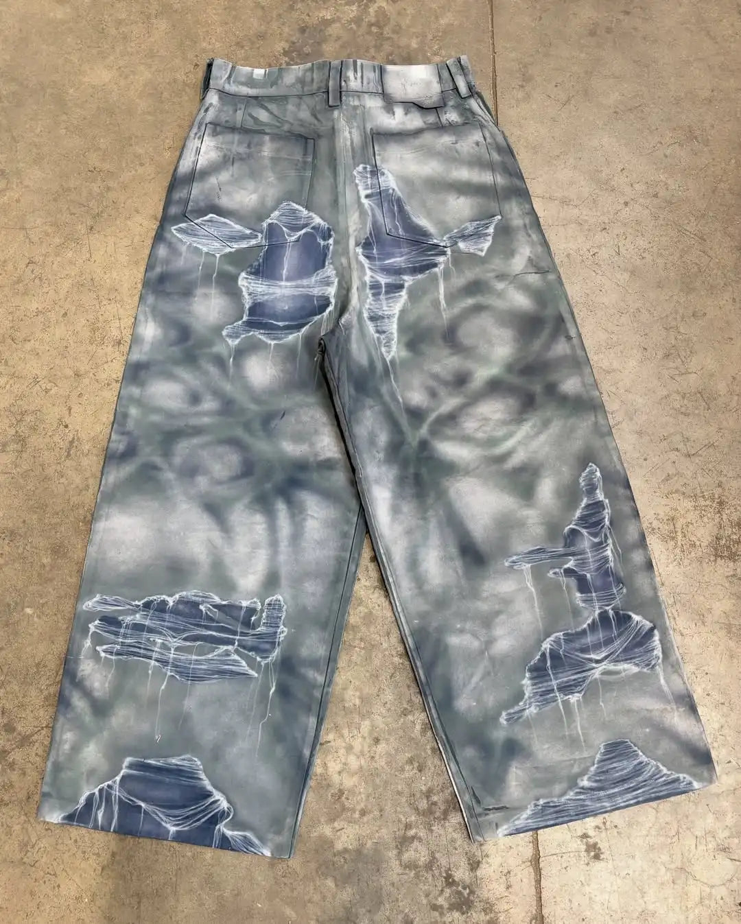 Custom Airbrush Flocked Denim Faked Distress Jeans for Men Baggy Jeans Supplier