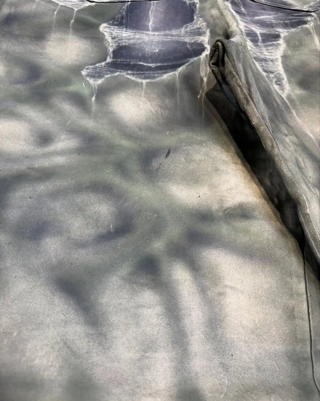 Custom Airbrush Flocked Denim Faked Distress Jeans for Men Baggy Jeans Supplier