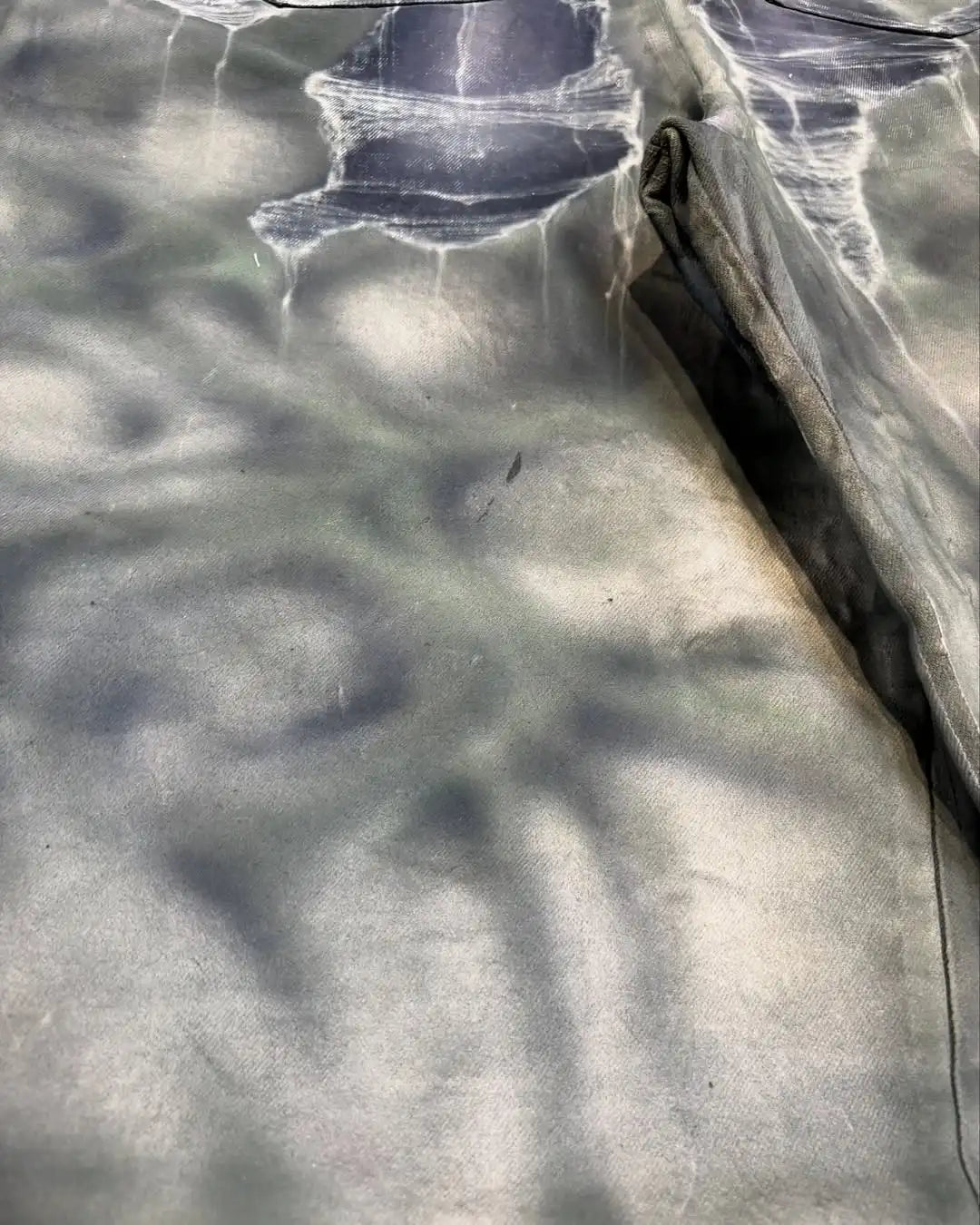 Custom Airbrush Flocked Denim Faked Distress Jeans for Men Baggy Jeans Supplier