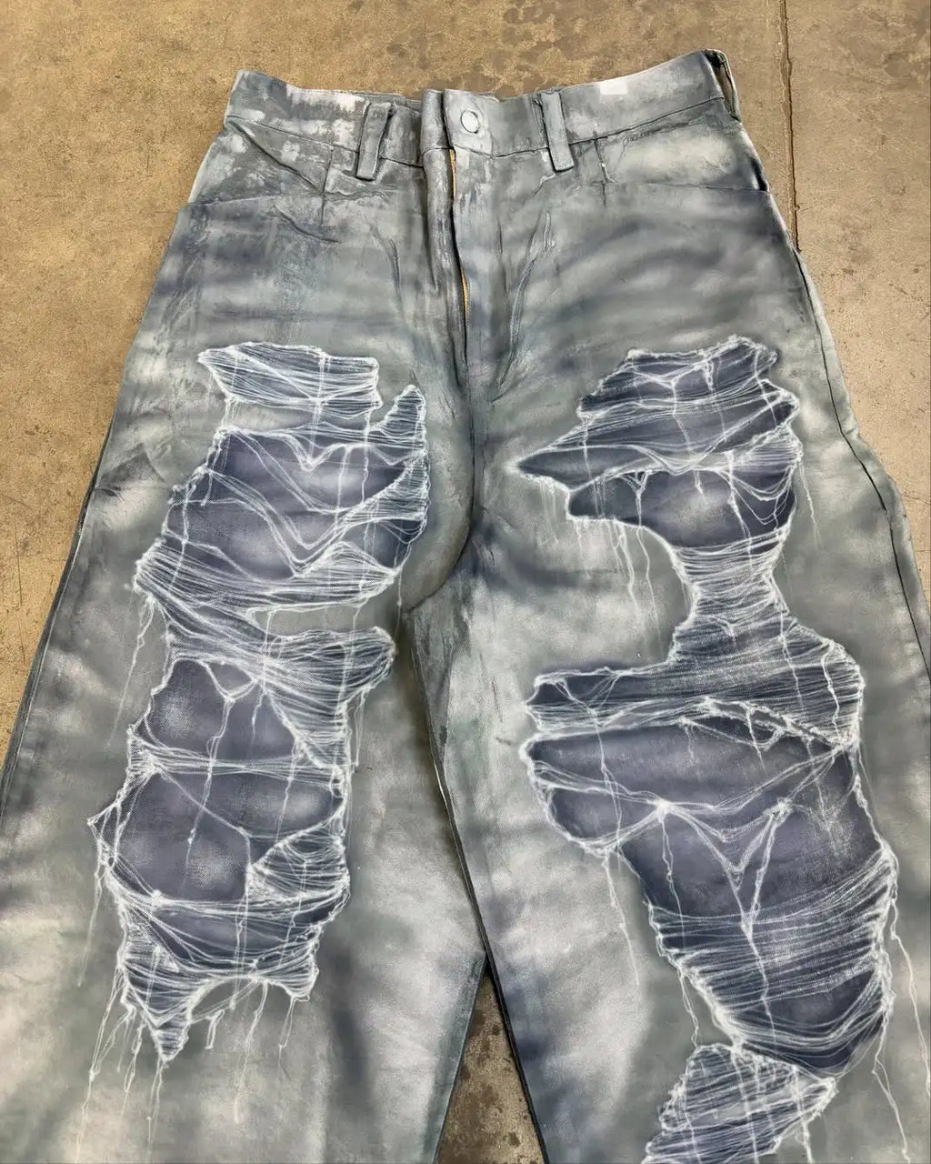 Custom Airbrush Flocked Denim Faked Distress Jeans for Men Baggy Jeans Supplier
